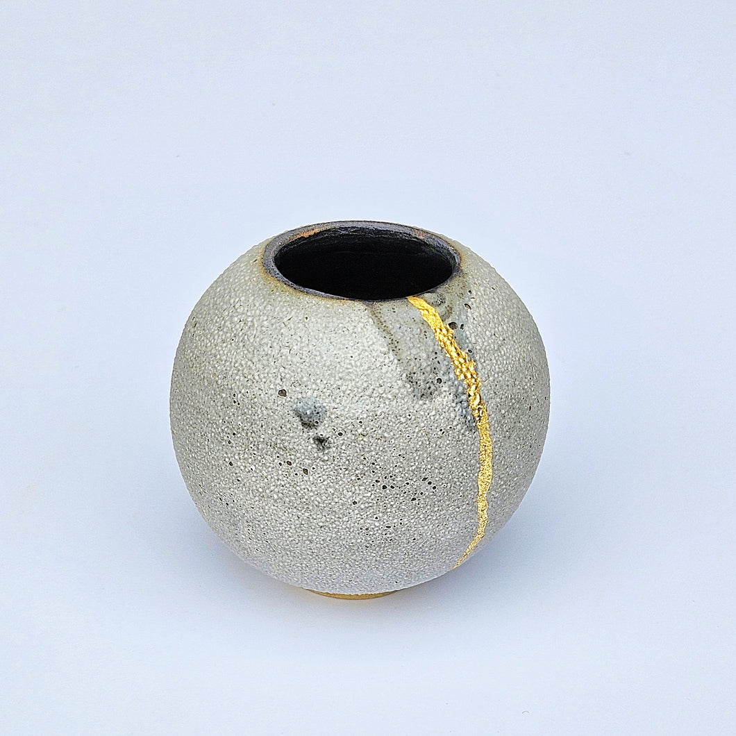 Mini moon jar vase with gold stripe 3